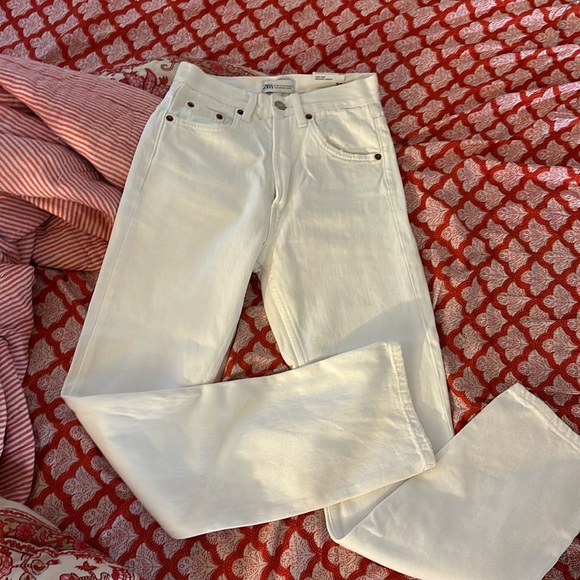 NWT ZARA STRAIGHT FIT WHITE JEANS - Picture 1 of 3